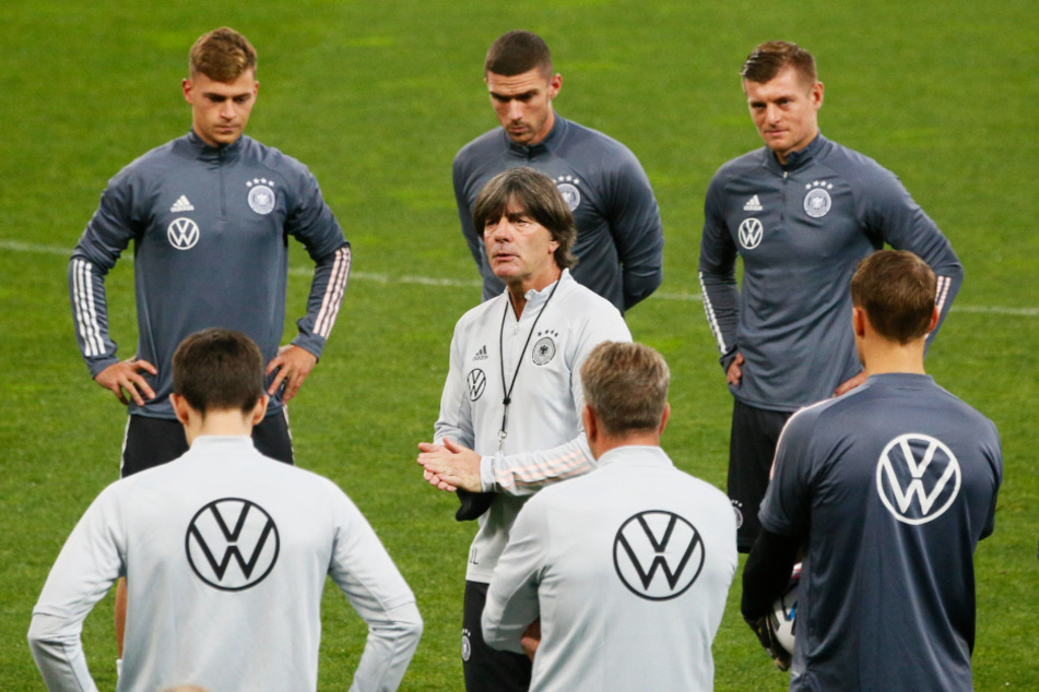 Bundestrainer Joachim Löw kann endlich wieder auf Leistungsträger wie Toni Kroos (2.v.r.), Manuel Neuer (r.) und Joshua Kimmich (2.v.l.) zurückgreifen.