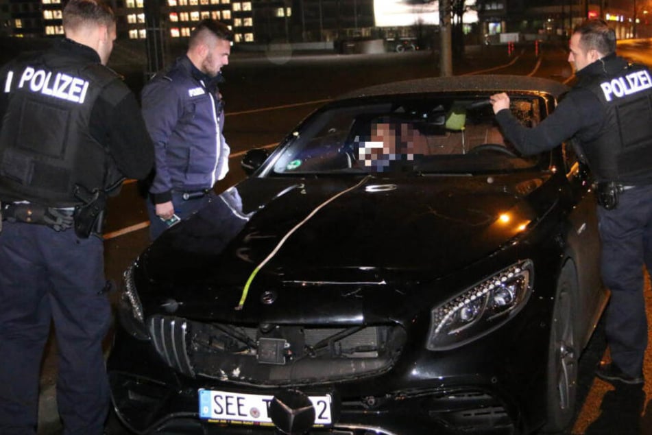 Die Polizei am Luxus-Unfallwagen