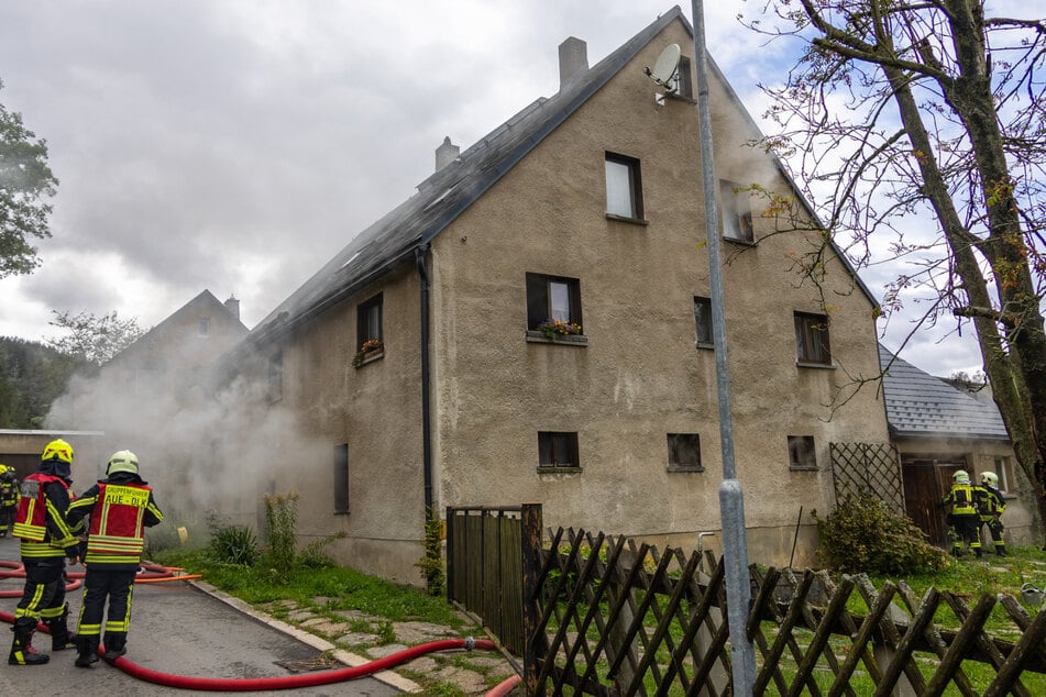 Die Feuerwehr löschte am Samstag einen Stapel Holz in einem Haus.