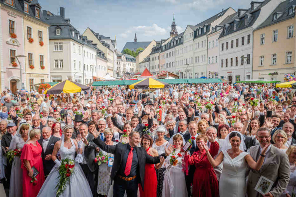 Bürgermeisterwette in Schneeberg: 50 Hochzeitspaare sollten zusammenkommen. Endstand: 75 Pärchen mit Hochzeitsoutfits und Fotos.