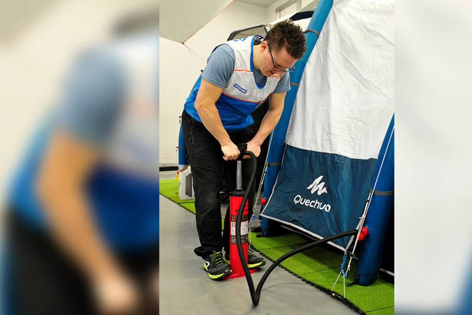 Camping-Experte Daniel Rudolph (32) von Decathlon pumpt ein Luftzelt auf. Die sind derzeit schwer angesagt.