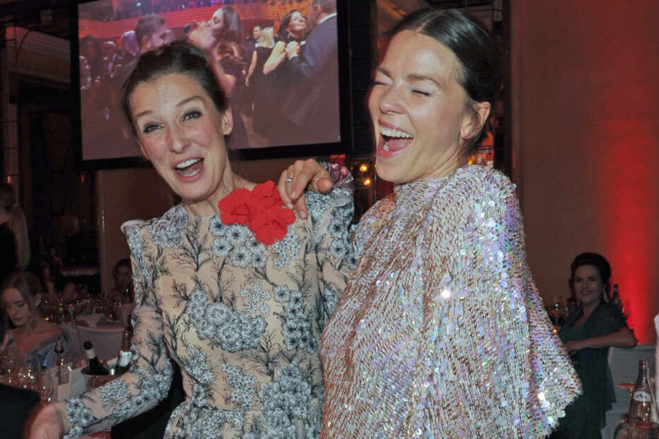 Party pur: Die Schauspielerinnen Alexandra Maria Lara (l) und Jessica Schwarz feierten ausgiebig im Hotel Bayerischer Hof.