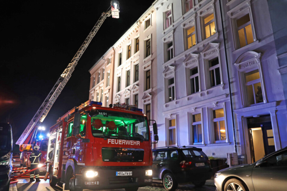 Der Leiterwagen der Feuerwehr war in Rostock im Einsatz.