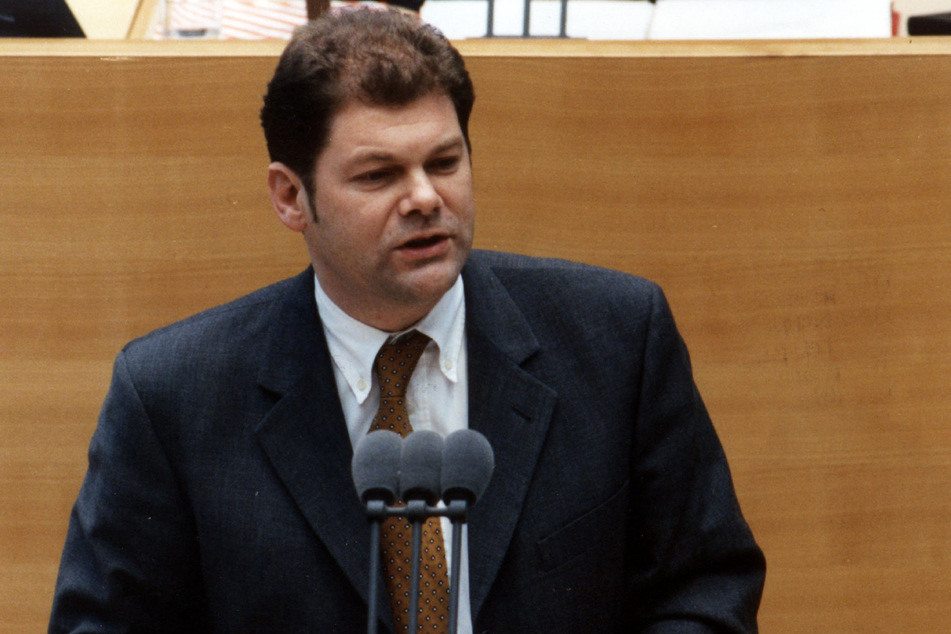 Der damalige SPD-Bundestagsabgeordnete Olaf Scholz im November 1998 am Rednerpult im Deutschen Bundestag. (Archivbild)