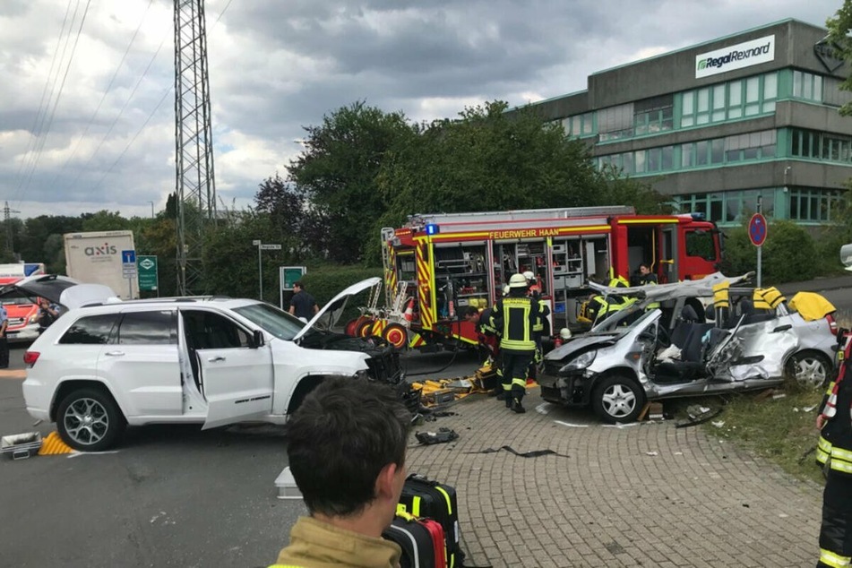 Beide Fahrer wurden durch den heftigen Aufprall verletzt.