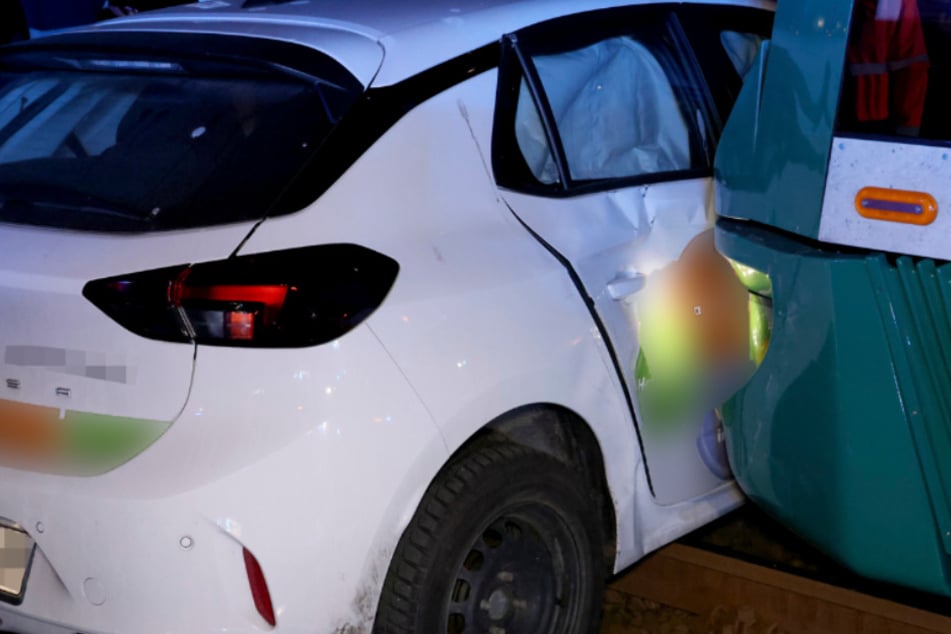 Opel kracht beim Abbiegen mit Tram zusammen