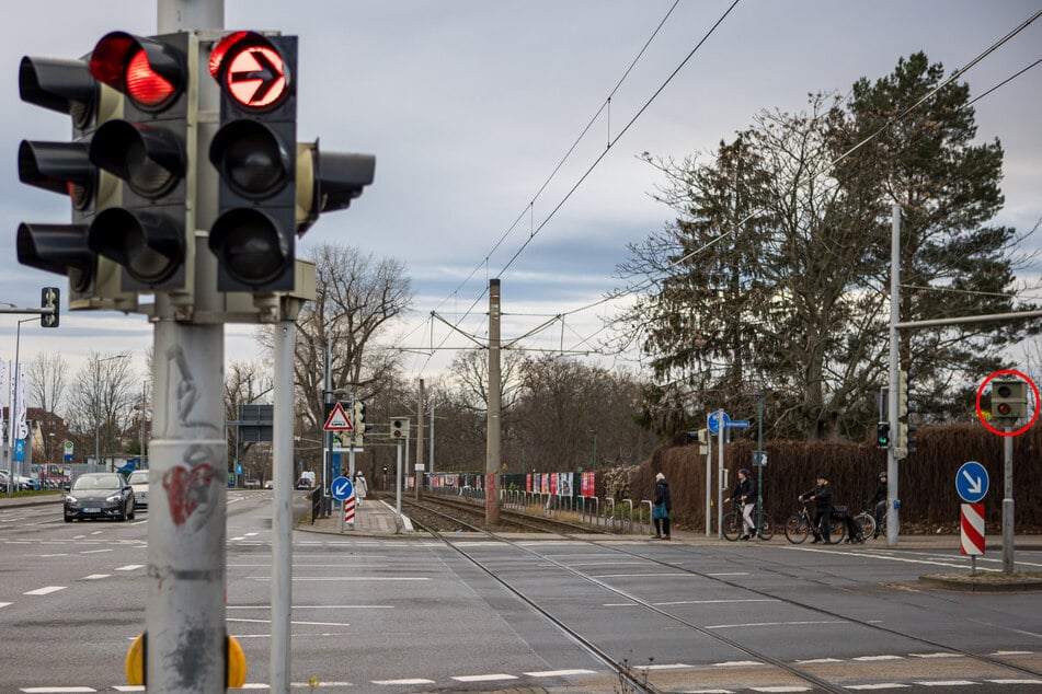 Das rote Register der Rechtsabbieger-Ampel war mit Farbe unkenntlich gemacht. Mehrere Autofahrer, die bei "verstecktem" Rot abbogen, wurden von diesem "Starenkasten" (Kreis rechts) geblitzt.