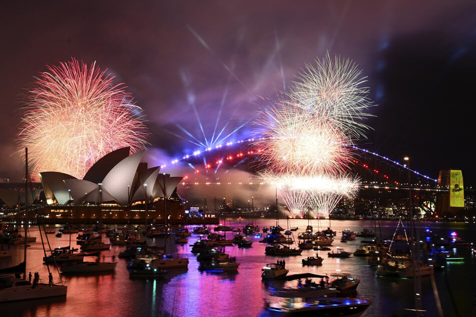 Ein Feuerwerk explodiert über dem Hafen von Sydney.