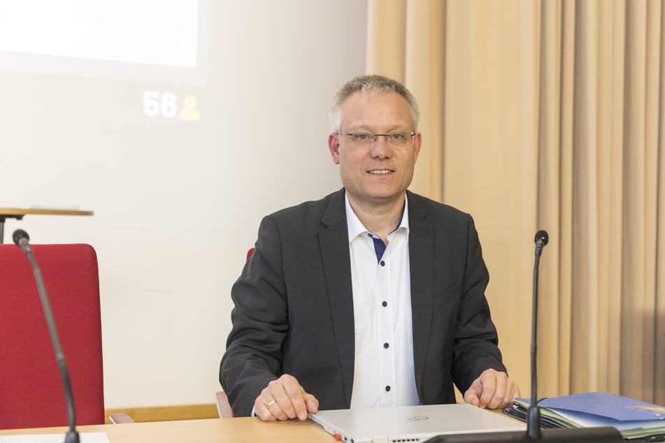 Digitalbürgermeister Jan Pratzka (53, CDU) möchte den Großteil der Geräte bis Jahresende aussortieren.