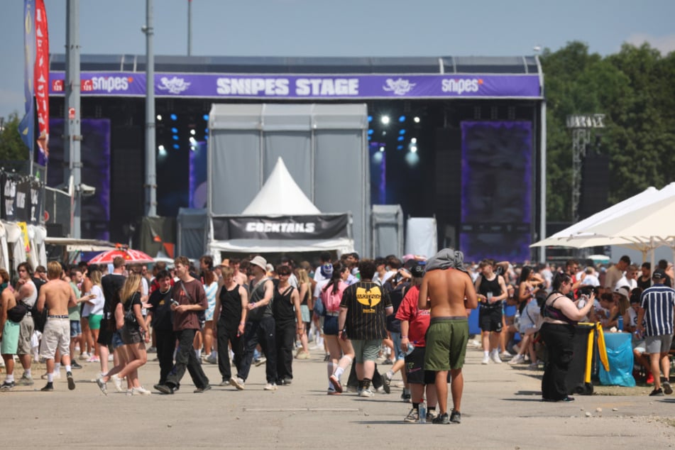 Festivalbesucher stehen an der Messe Riem auf dem Gelände des Rolling-Loud-Festivals vor der Snipes Stage. Bei dem großen Rap-Festival mit mehr als 40.000 Besuchern war es zuvor zu Ausschreitungen und zu Verletzten gekommen.