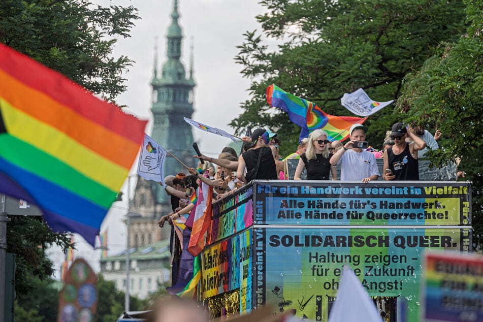 Unter dem Motto "Solidarisch queer. Haltung zeigen – für eine Zukunft ohne Angst!" zogen die Teilnehmenden am Samstag beim CSD Hamburg durch die Innenstadt.