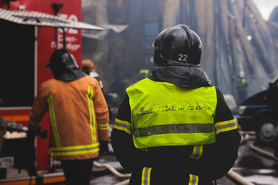 Rund 70 Einsatzkräfte der Feuerwehr waren Sonntag im Einsatz, nachdem in einem Wohnhaus ein Feuer ausgebrochen war. (Symbolbild)