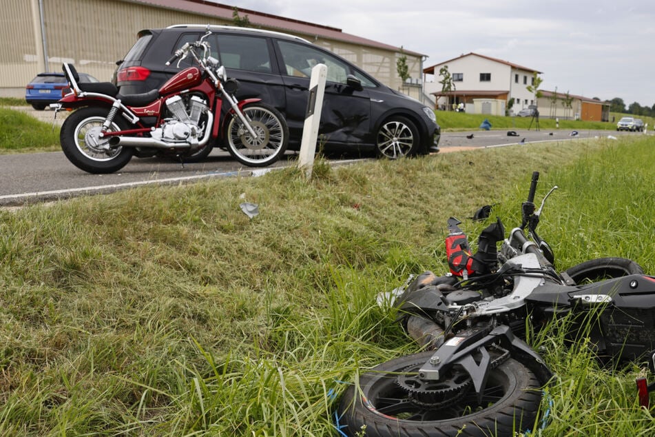 Ein zweites Motorrad (l.) krachte in die Unfallstelle.