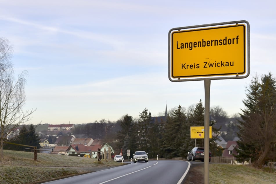 Durch den Unfall in Langenbernsdorf wurde eine Person verletzt. (Archivbild)