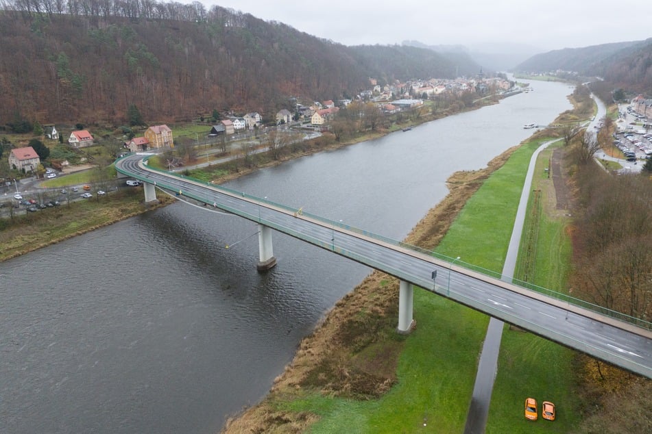 Die Elbebrücke in Bad Schandau und der angrenzende Brückenzug über die Bahngleise weißen Risse auf.