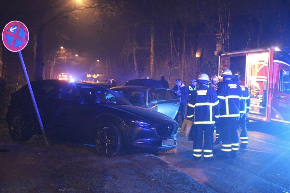 Mit mehr als einem Promille am Steuer: Betrunkener Fahrer rast in mehrere Autos