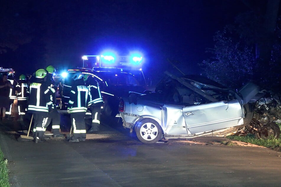 Motor schleudert 20 Meter durch die Luft: Cabrio-Fahrer lebensgefährlich verletzt