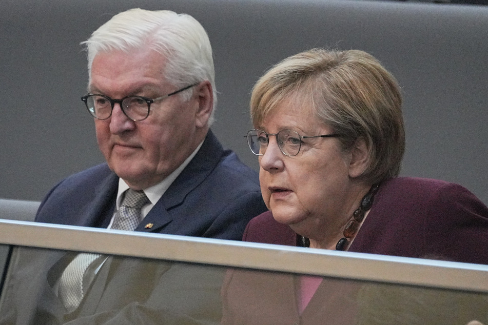 Bundeskanzlerin Angela Merkel (67, CDU) sitzt auf der Ehrentribüne im Bundestag neben Bundespräsident Frank-Walter Steinmeier (65, SPD) bei der konstituierenden Sitzung des neuen Bundestages.