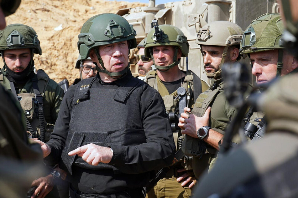 Israels Verteidigungsminister Joav Galant (65, M.) bei einem Besuch von Soldaten im nördlichen Gazastreifen.