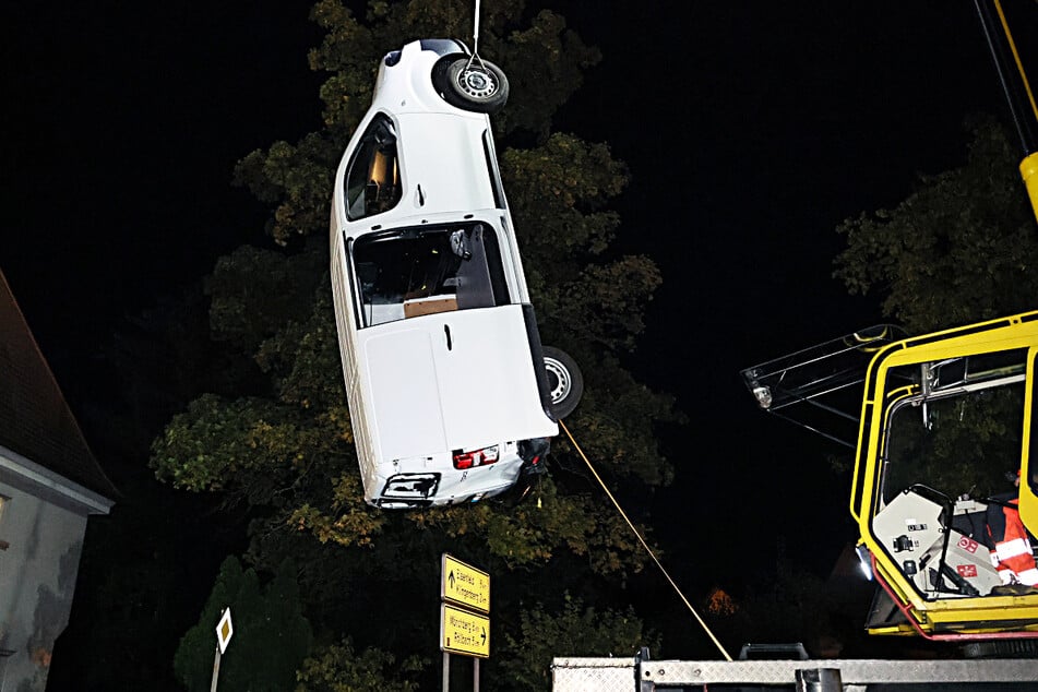 Der Toyota wurde mit einem Schwerlastkran geborgen und anschließend abgeschleppt.