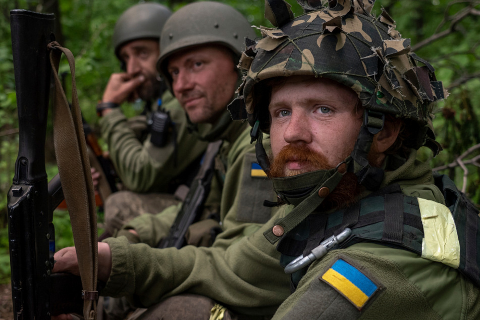 Ukrainische Soldaten ruhen sich in einem kürzlich zurückeroberten Dorf nördlich von Charkiw im Osten der Ukraine aus.