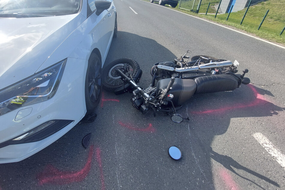 Das Motorrad stieß mit dem Seat auf der Gegenfahrbahn zusammen.