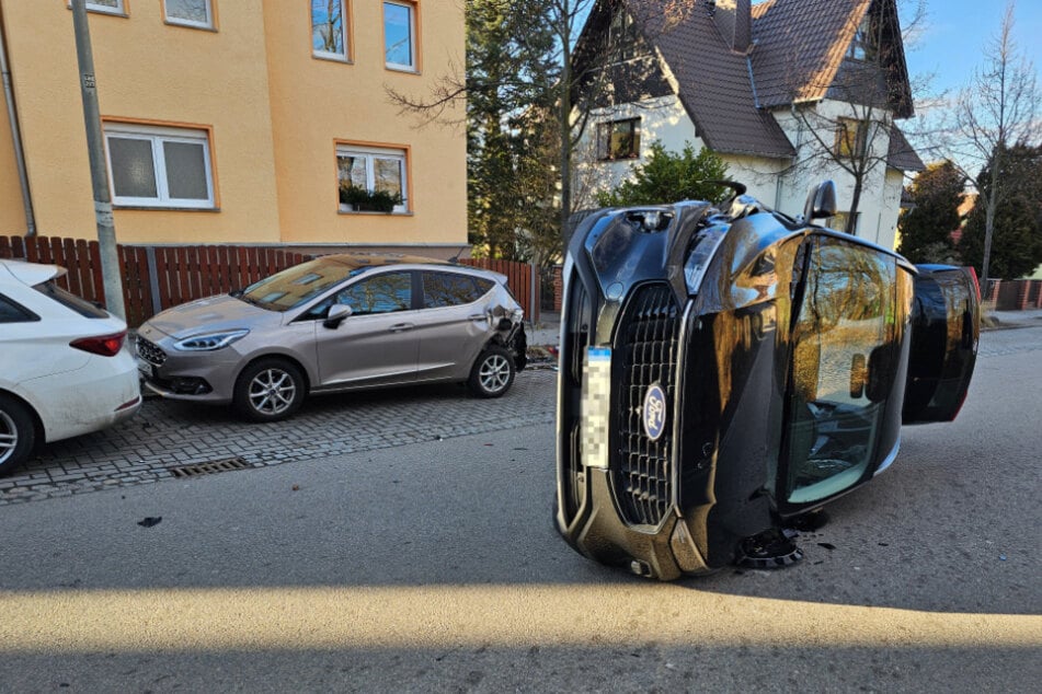 Der Ford landete nach dem Aufprall auf der Seite.