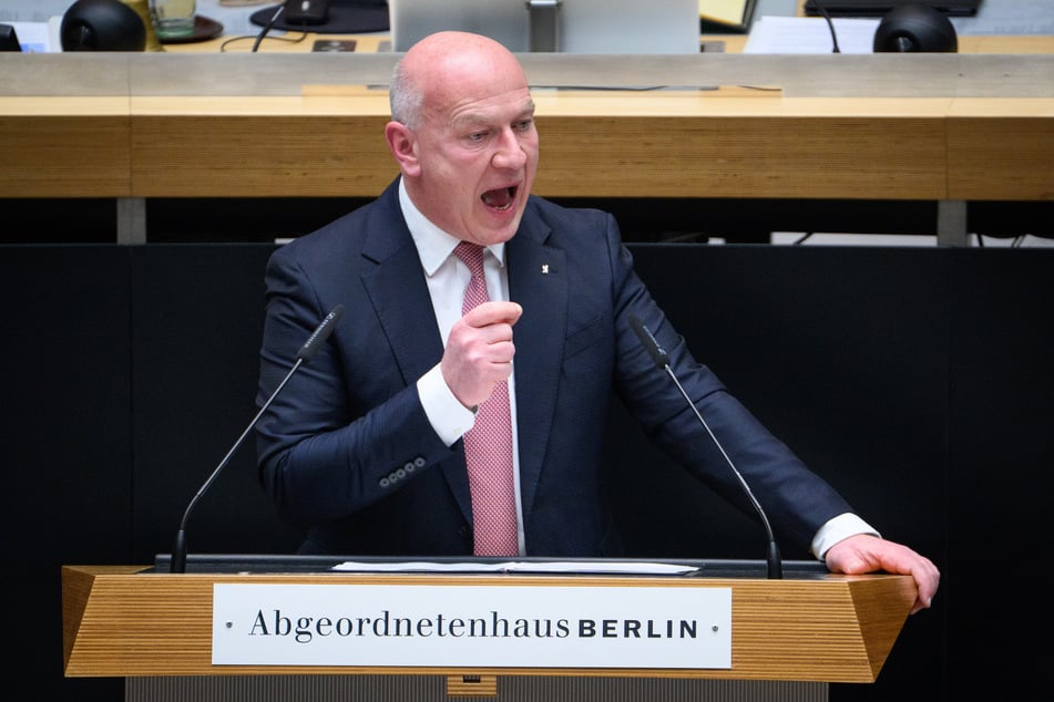 Bei seiner Regierungserklärung äußerte sich Kai Wegner (53, CDU) zu geplanten Maßnahmen zur Sicherung der kritischen Infrastruktur Berlins.