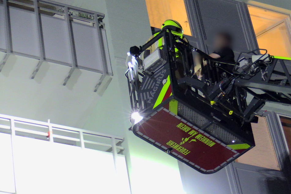 Die Feuerwehr hat 16 Menschen und einen Hund über die Drehleiter aus dem brennenden Mehrfamilienhaus gerettet. Zwei weitere Personen konnten durch das Treppenhaus entkommen.