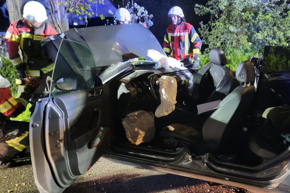 Schwerer Unfall im Landkreis Leipzig: Feuerwehr befreit drei Insassen aus VW-Wrack