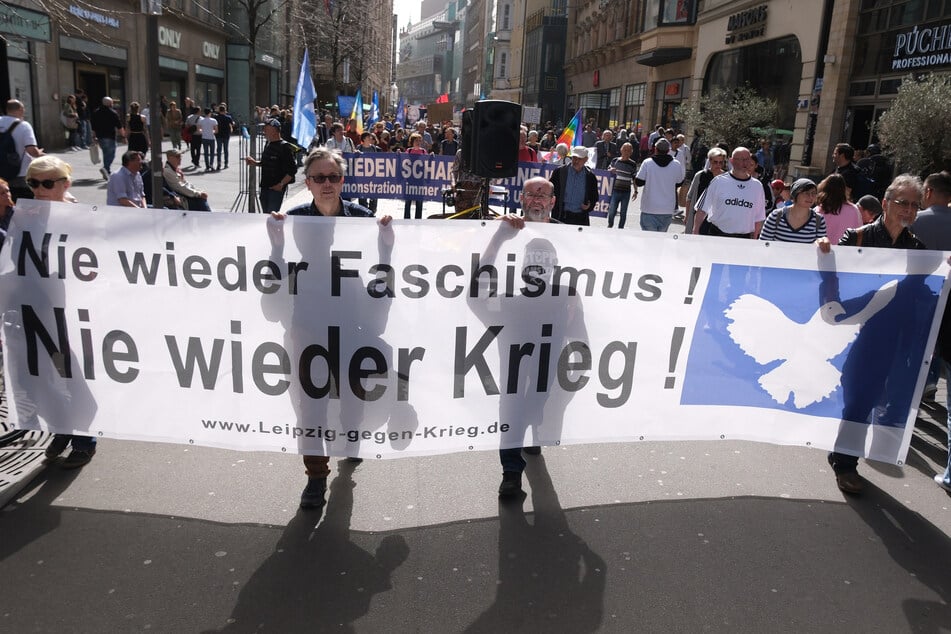 Mehrere Hundert Menschen beteiligten sich an einem Ostermarsch mit dem Motto "Leipzig will Frieden".