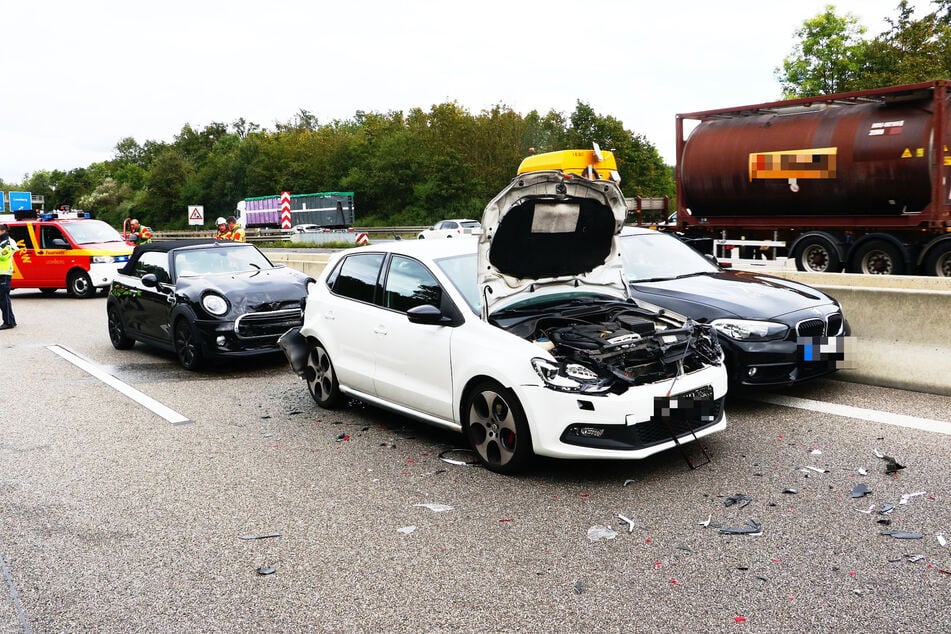 Mehrere Autos prallten auf der A8 ineinander.