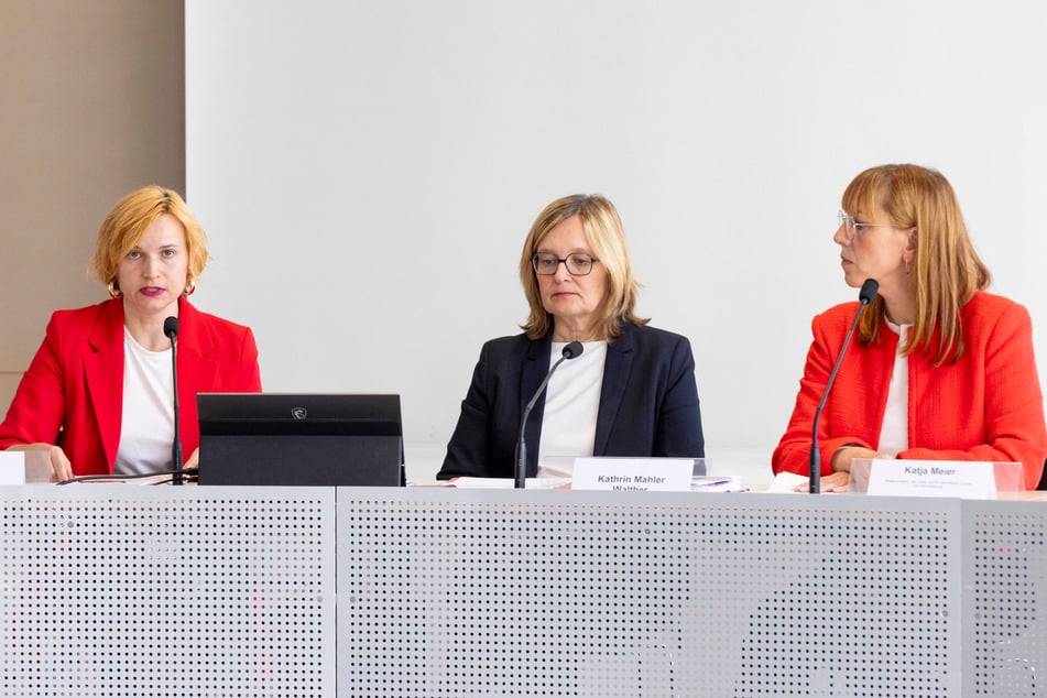 Mehr Frauen in die Politik: Anna Sive (37), Kathrin Mahler Walther (53, beide EAV) und Gleichstellungsministerin Katja Meier (45, Grüne, v.l.) bei der Vorstellung der Studienergebnisse.