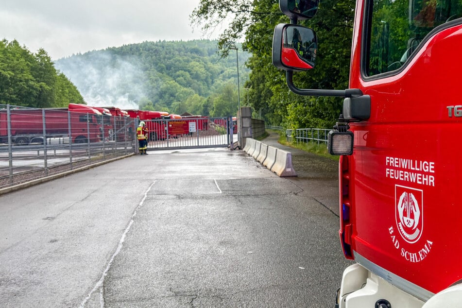 In Aue-Bad Schlema kam es zu einem Feuerwehreinsatz auf einem Recyclinggelände.