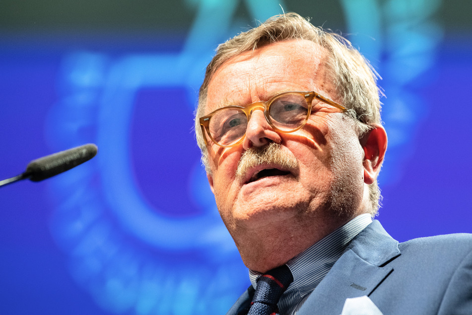 Der Vorsitzende des Weltärztebundes, Frank Ulrich Montgomery (69), fordert eine Befristung des Impfstatus.