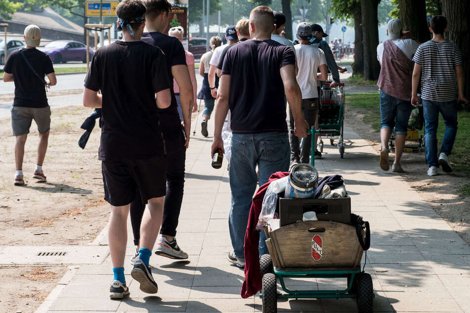 An Vatertag ziehen traditionell Väter und solche, die so tun als ob, zum Feiern durch die Straßen. (Archiv)
