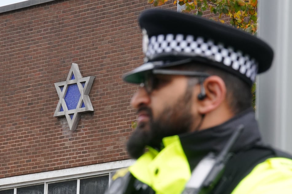 Die Ermittlungen nach dem Terroranschlag vor der Synagoge dauern weiterhin an.