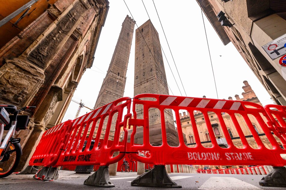 Seit Jahren bereitet der schiefe Garisenda-Turm in Bologna der Stadt Sorgen.