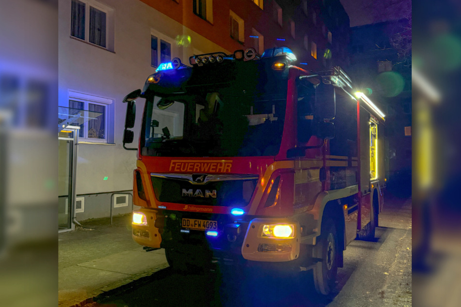 Ein Löschfahrzeug am Sonntagabend vor dem Wohnblock in Striesen. Der Einsatz der Feuerwehr dauerte bis 23.45 Uhr.
