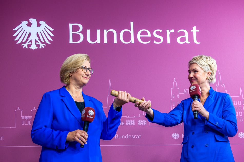 Staffelübergabe im Bundestat: Anke Rehlinger (48, SPD, l.) übernimmt von Manuela Schwesig (50, SPD, r.).