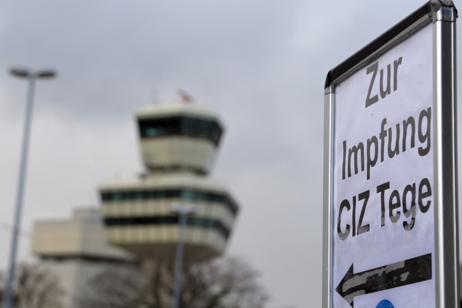 In den Impfzentren in Tegel, auf dem Messegelände in Charlottenburg und im Erika-Heß-Eisstadion in Wedding können sich Berlinerinnen und Berliner zwischen 14 Uhr und 17 Uhr ohne vorherige Anmeldung impfen lassen.