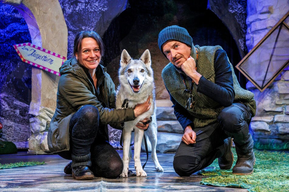 Frauchen Sandra Charwat (47) und Tiertrainer Miguel de la Torre Vazquez (56) erkunden mit Nadra die Bühne.