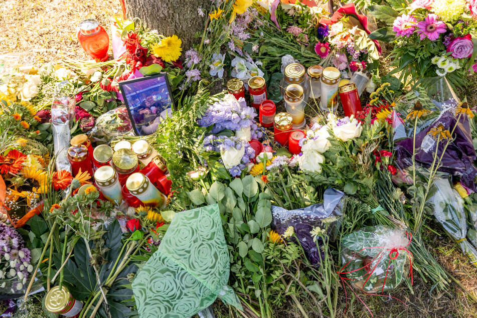 Blumen, Kerzen und Bilder erinnern an die getötete Frau (†23) aus Eppingen.