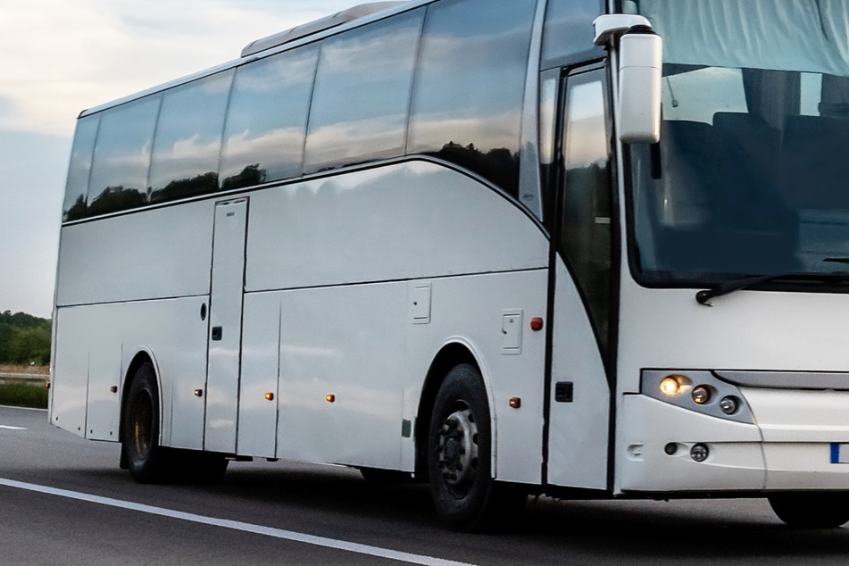 Zwei Männer haben sich an einem Bus festgehalten, einer von ihnen ist in Bayern auf die Fahrbahn der A99 gefallen. (Symbolbild)