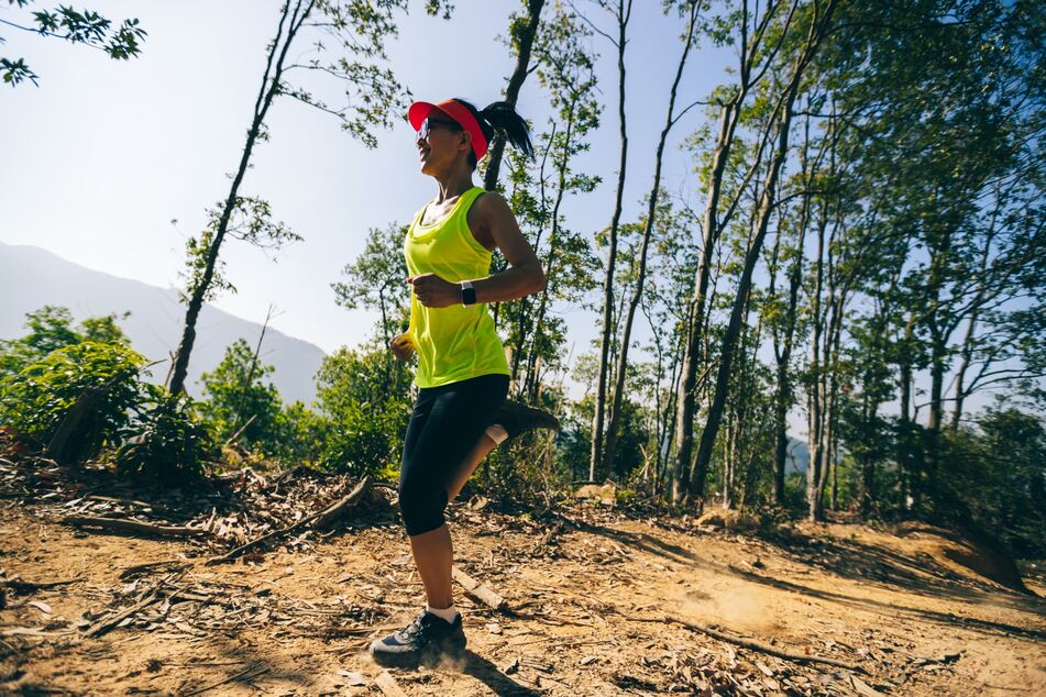 Beim Joggen im Sommer schützt ein Cap das Gesicht vor der Sonne.