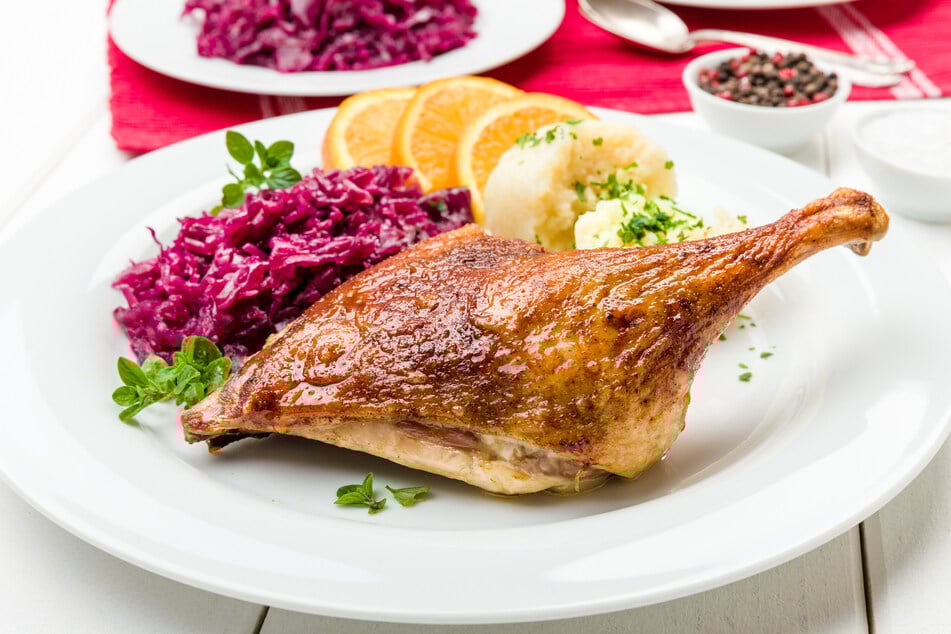 Entenkeule mit Klößen und Rotkohl ist die gängige Alternative zum Gänsebraten.