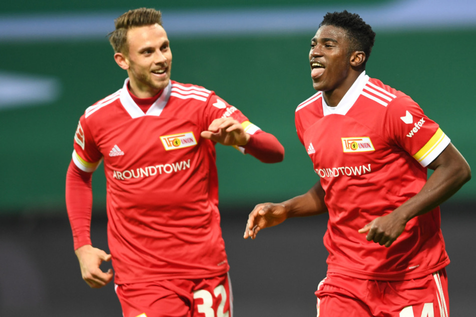 Marcus Ingvartsen jubelt mit Taiwo Awoniyi (r.) nach seinem Treffer zum 2:0.