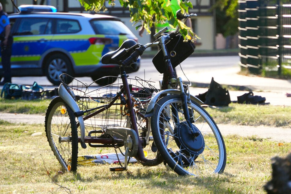 Das dreirädrige Fahrrad wurde bei dem Unfall schwer beschädigt, der Fahrer schwer verletzt.