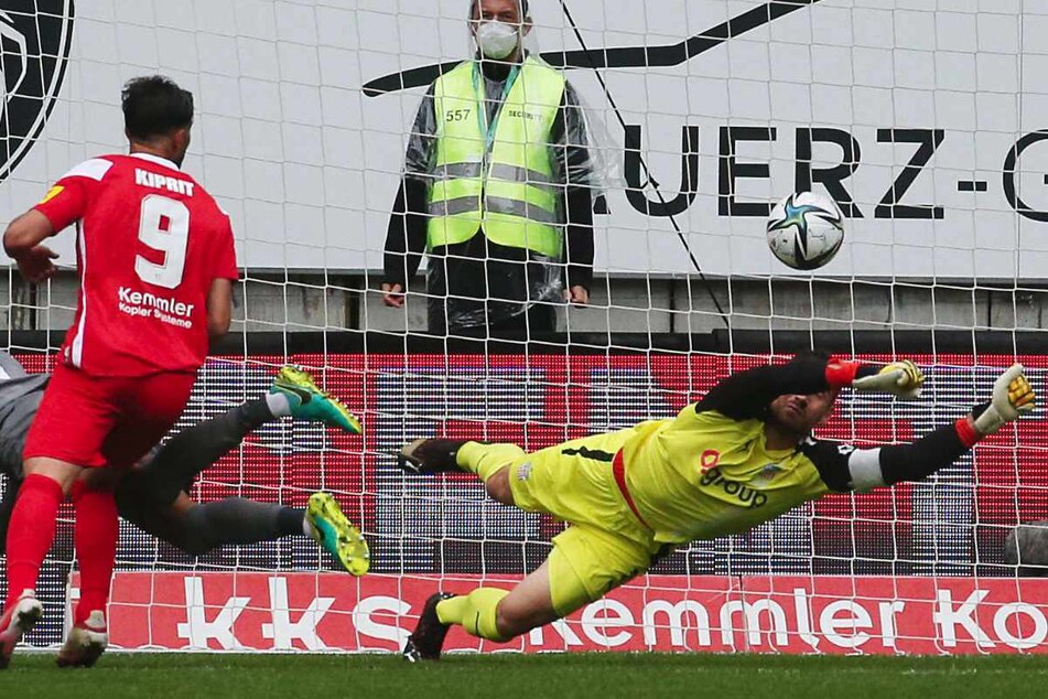 Bitteres Eigentor von Steffen Nkansah (l.)! FSV-Torwart Johannes Brinkies (l.) konnte den Ball nicht mehr halten.