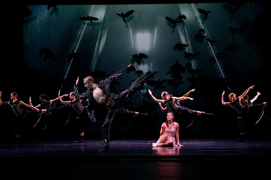 Die Tänzer verkörpern gekonnt die Figuren aus dem Märchen - ob der Spiegel, die böse Königin ...